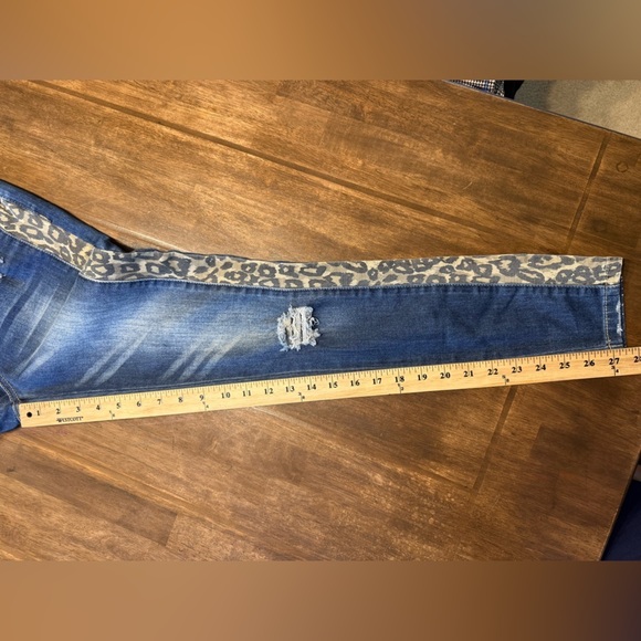 Elizabeth’s Closet Jeans Women’s SZ M Cheetah Print Distressed Straight Leg New - Picture 8 of 8